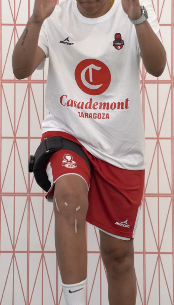 Deportista del Casademont Zaragoza en sesión de rehabilitación É-Fit